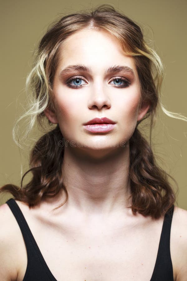 Componga la belleza Cierre encima de la mujer joven de la moda rubia hermosa imagen de archivo libre de regalías