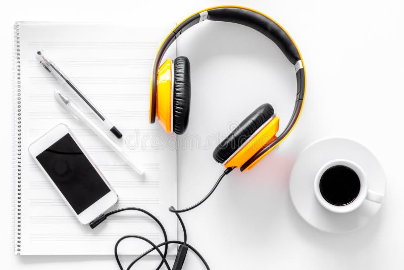 Composez la musique Écouteurs, notes de musique, téléphone et café sur la vue supérieure de fond blanc image libre de droits Composez la musique Écouteurs, notes de musique, téléphone et café sur la vue supérieure de fond blanc image libre de droits