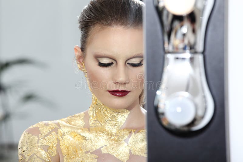 Composez le modèle au miroir, corps doré photo stock Composez le modèle au miroir, corps doré photo stock