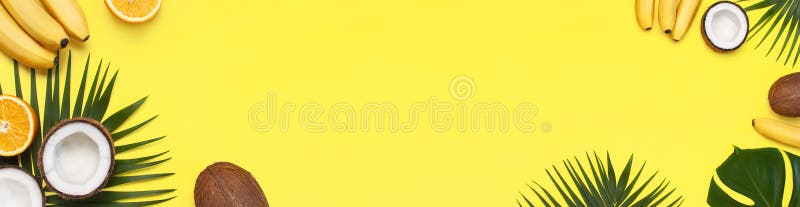 Composi??o tropical do ver?o Quadro das folhas tropicais verdes das palmeiras e do monstera, coco, laranja, bananas no amarelo br foto de stock royalty free Composi??o tropical do ver?o Quadro das folhas tropicais verdes das palmeiras e do monstera, coco, laranja, bananas no amarelo br foto de stock royalty free