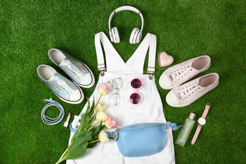 Composici?n con la ropa y los accesorios de las mujeres elegantes para la primavera en hierba verde imágenes de archivo libres de regalías Composici?n con la ropa y los accesorios de las mujeres elegantes para la primavera en hierba verde imágenes de archivo libres de regalías