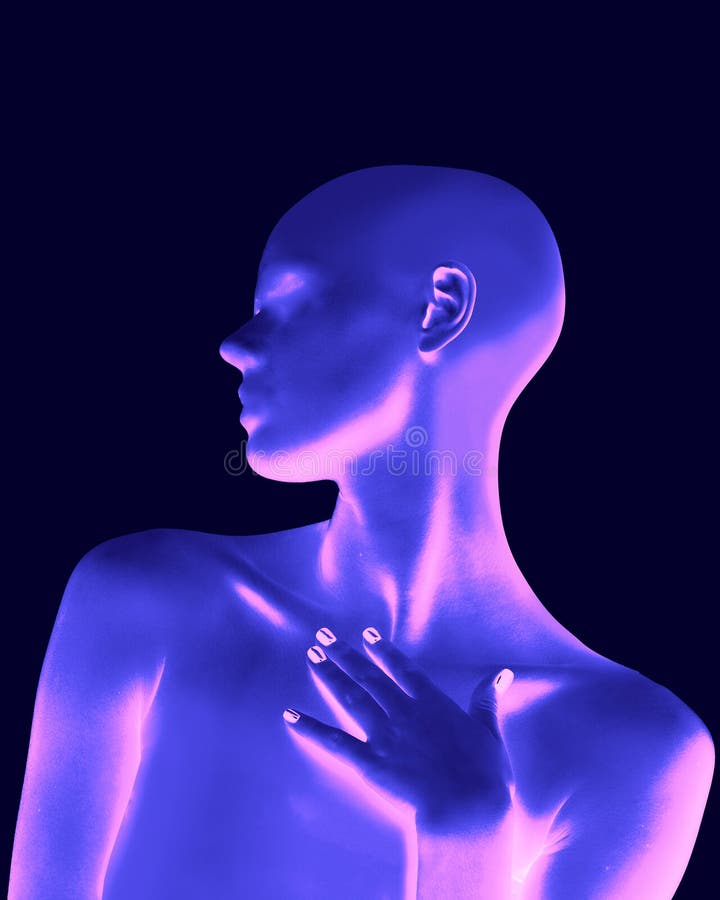 Composición abstracta. La figura de neón violeta sin rostro se aleja con la mano colocada sobre el pecho luz suave sobre el cuerpo imagenes de archivo