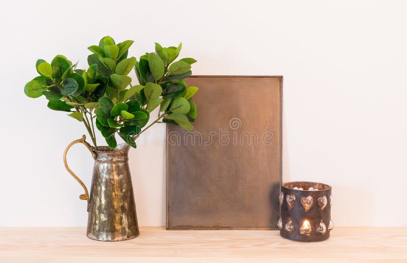 Composición casera de la decoración del vintage con los objetos del metal y plan verde fotografía de archivo libre de regalías Composición casera de la decoración del vintage con los objetos del metal y plan verde fotografía de archivo libre de regalías