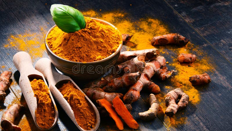 Composición con el cuenco de polvo de la cúrcuma en la tabla de madera imágenes de archivo libres de regalías Composición con el cuenco de polvo de la cúrcuma en la tabla de madera imágenes de archivo libres de regalías
