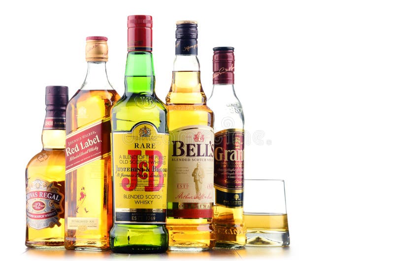 Composición con las botellas de marcas populares del whisky imagenes de archivo