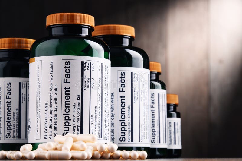 Composición con los envases del suplemento dietético Píldoras de la droga foto de archivo libre de regalías Composición con los envases del suplemento dietético Píldoras de la droga foto de archivo libre de regalías
