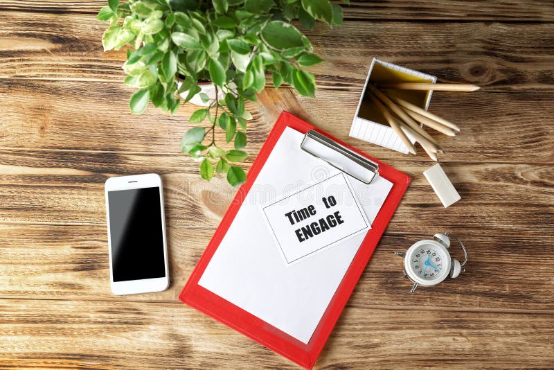 Composición con tiempo del ` de la frase para dedicar el ` escrito en cuaderno fotografía de archivo libre de regalías Composición con tiempo del ` de la frase para dedicar el ` escrito en cuaderno fotografía de archivo libre de regalías