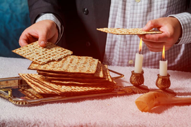 Composición de la ceremonia del kiddush del Sabat con dos velas y pan fresco del matzah tradicional del passover fotos de archivo Composición de la ceremonia del kiddush del Sabat con dos velas y pan fresco del matzah tradicional del passover fotos de archivo
