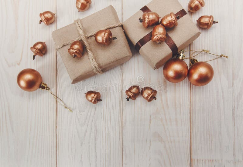 Composición de la Navidad Actuales cajas con guita de la secuencia y de la seda y papel del arte, bellotas de oro y bolas Vector fotos de archivo Composición de la Navidad Actuales cajas con guita de la secuencia y de la seda y papel del arte, bellotas de oro y bolas Vector fotos de archivo