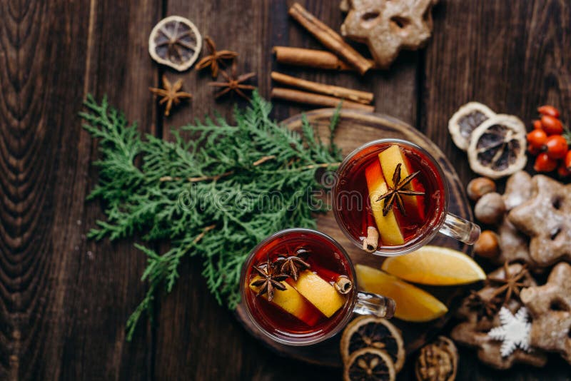 Composición de la Navidad con el vino y los dulces reflexionados sobre imagen de archivo libre de regalías Composición de la Navidad con el vino y los dulces reflexionados sobre imagen de archivo libre de regalías
