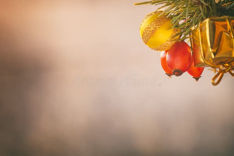 Composición de la Navidad, decoraciones de la Navidad en una rama spruce, ilustración, efecto del instagram imagen de archivo libre de regalías Composición de la Navidad, decoraciones de la Navidad en una rama spruce, ilustración, efecto del instagram imagen de archivo libre de regalías