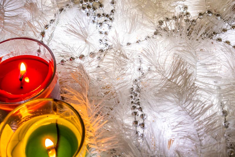 Composición de la Navidad de la joyería blanca Malla, conos, linternas y velas Nieve de la Navidad blanca Decoraciones brillantes imagen de archivo libre de regalías Composición de la Navidad de la joyería blanca Malla, conos, linternas y velas Nieve de la Navidad blanca Decoraciones brillantes imagen de archivo libre de regalías