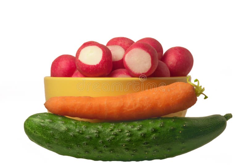 Composición de las zanahorias naturales frescas de las verduras, del pepino jugoso y de una placa del rábano Adelgazando la nutri imagen de archivo Composición de las zanahorias naturales frescas de las verduras, del pepino jugoso y de una placa del rábano Adelgazando la nutri imagen de archivo
