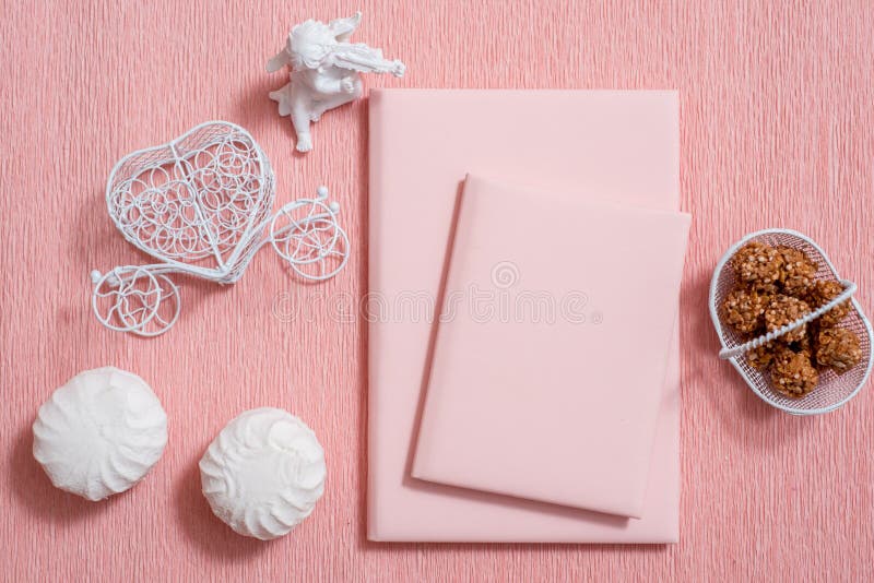 Composición del día de San Valentín: cajas de regalo blancas con el arco y los corazones sentidos rojos, plantilla de la foto, fo imagenes de archivo Composición del día de San Valentín: cajas de regalo blancas con el arco y los corazones sentidos rojos, plantilla de la foto, fo imagenes de archivo