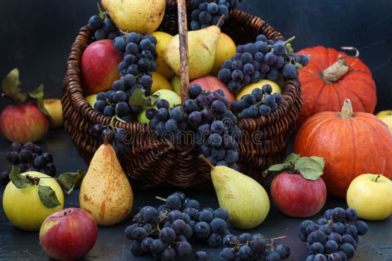 Composición del otoño con las manzanas, las uvas y la calabaza fotos de archivo Composición del otoño con las manzanas, las uvas y la calabaza fotos de archivo