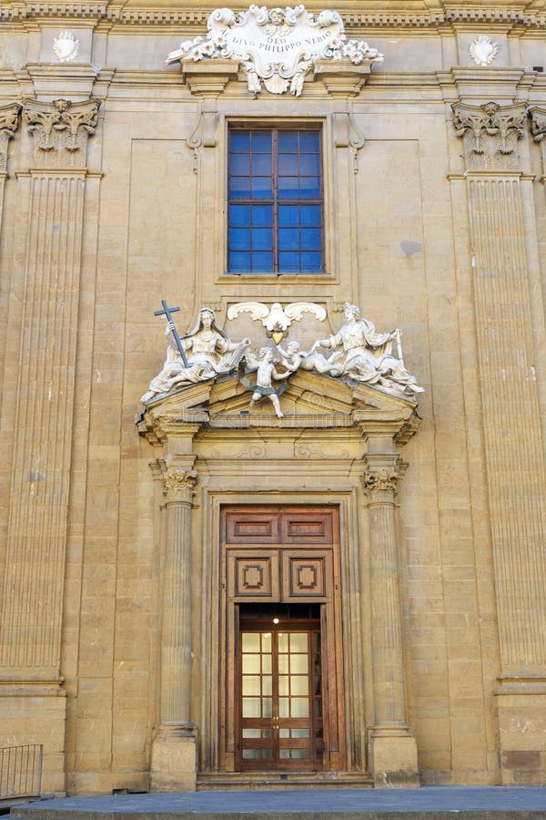 Composición escultural sobre la puerta de entrada del complejo de San Firenze Florencia Italia imágenes de archivo libres de regalías Composición escultural sobre la puerta de entrada del complejo de San Firenze Florencia Italia imágenes de archivo libres de regalías