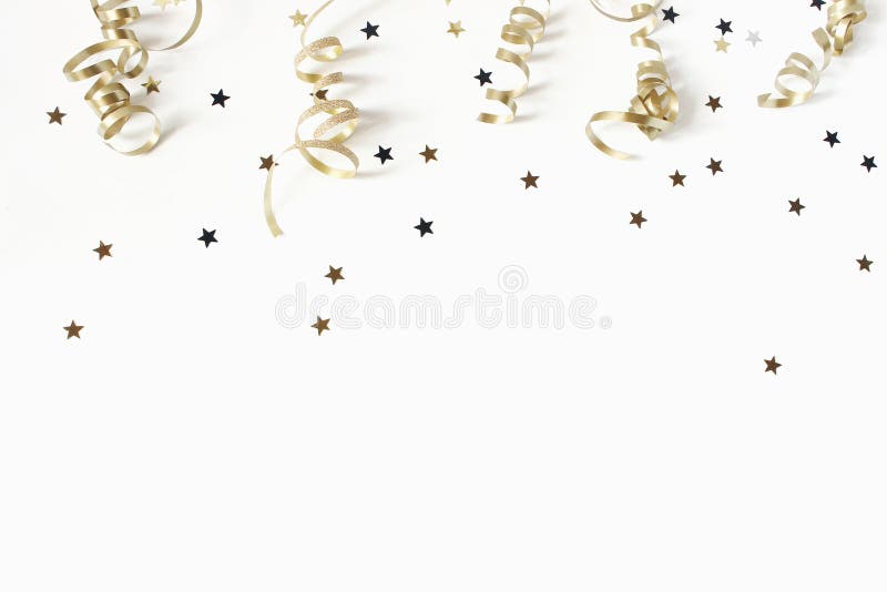 Composición festiva de la Feliz Año Nuevo o del cumpleaños Confeti de oro y estrellas que brillan en el fondo blanco de la tabla