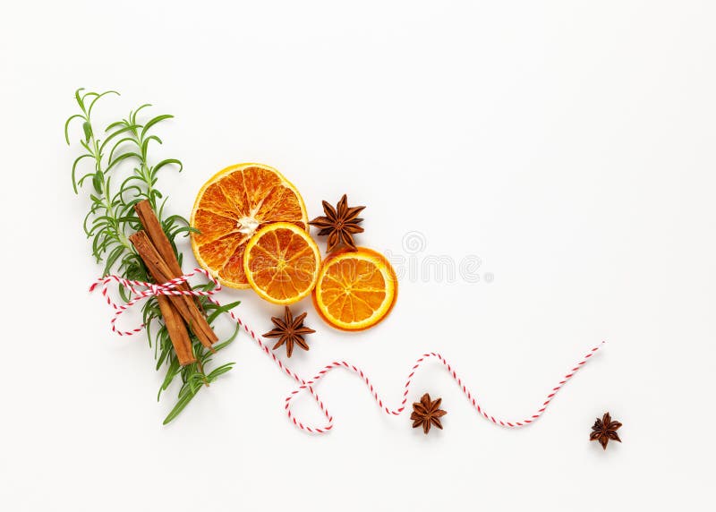 Composición navideña con naranjas secas y especias de fondo blanco Ingredientes naturales para la cocina o la decoración navideña