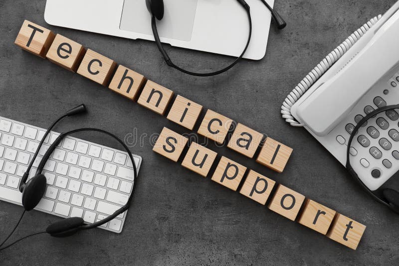 Composición puesta plana con el teclado de las palabras SOPORTE TÉCNICO, del teléfono y de ordenador foto de archivo libre de regalías Composición puesta plana con el teclado de las palabras SOPORTE TÉCNICO, del teléfono y de ordenador foto de archivo libre de regalías