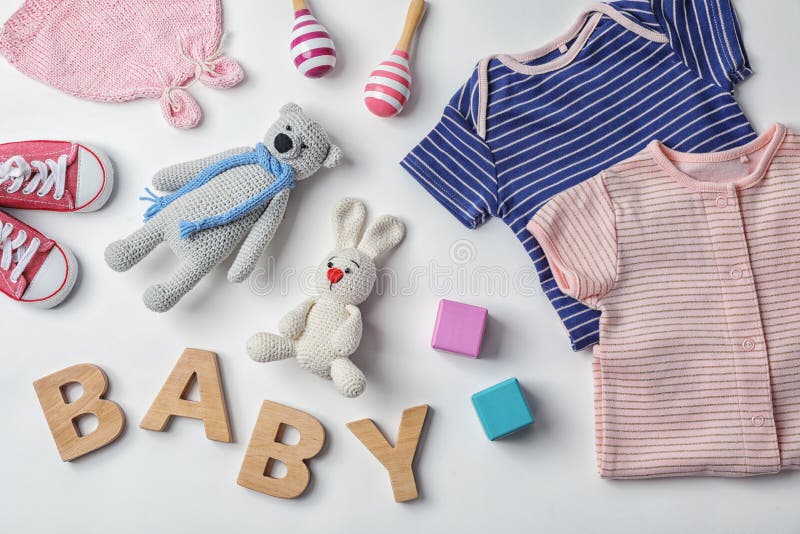 Composición puesta plana con ropa y accesorios del bebé