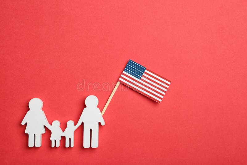 Composición puesta plana de la figura de la familia con la bandera de los E.E.U.U. D?a de la Independencia feliz fotografía de archivo libre de regalías Composición puesta plana de la figura de la familia con la bandera de los E.E.U.U. D?a de la Independencia feliz fotografía de archivo libre de regalías
