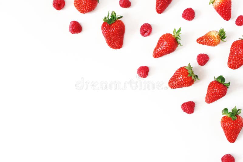 Composición sana de la fruta del verano con las fresas frescas y las frambuesas rojas aisladas en el fondo blanco de la tabla Ali fotos de archivo Composición sana de la fruta del verano con las fresas frescas y las frambuesas rojas aisladas en el fondo blanco de la tabla Ali fotos de archivo