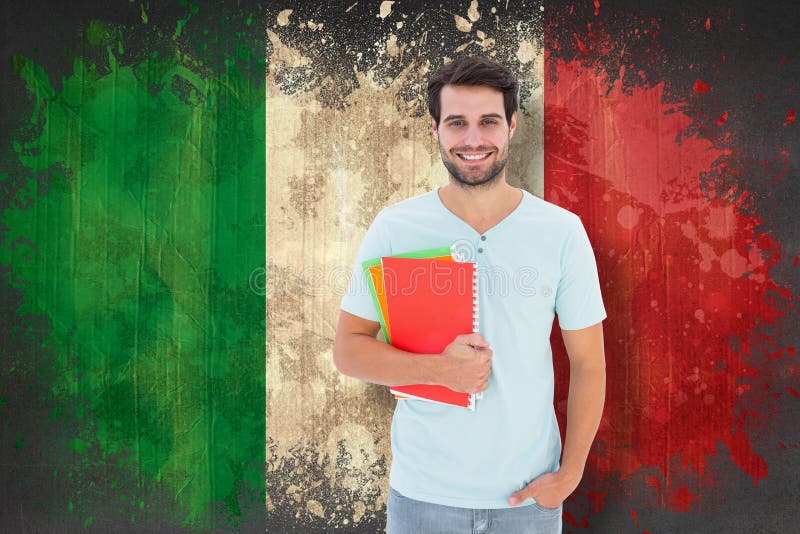 Imagine compozită a blocnotesului elevilor. Elev care deține un blocnotes împotriva drapelului italian cu efect de grunz