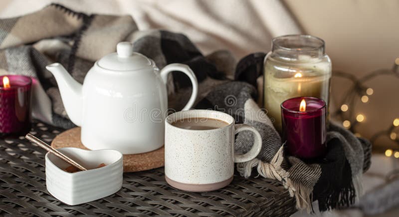 Avec Bouilloire Tasse De Café Et Une Bougie Brûlante Photo stock