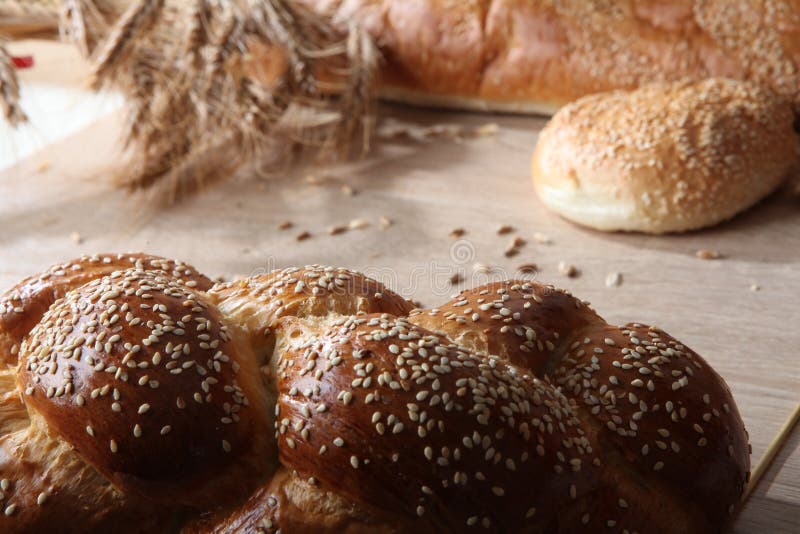 Composition avec des miches de pain et des petits pains photographie stock Composition avec des miches de pain et des petits pains photographie stock