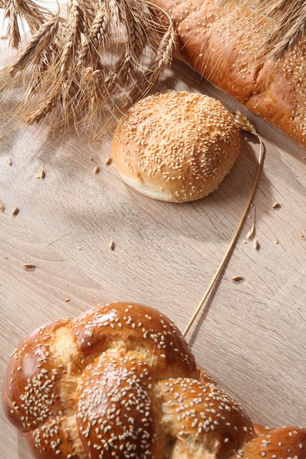 Composition avec des miches de pain et des petits pains image stock Composition avec des miches de pain et des petits pains image stock