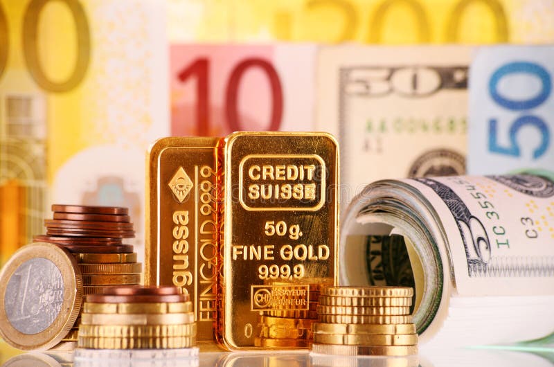 Composition avec la barre, les billets de banque et les pièces de monnaie d'or de 50 grammes photographie stock Composition avec la barre, les billets de banque et les pièces de monnaie d'or de 50 grammes photographie stock