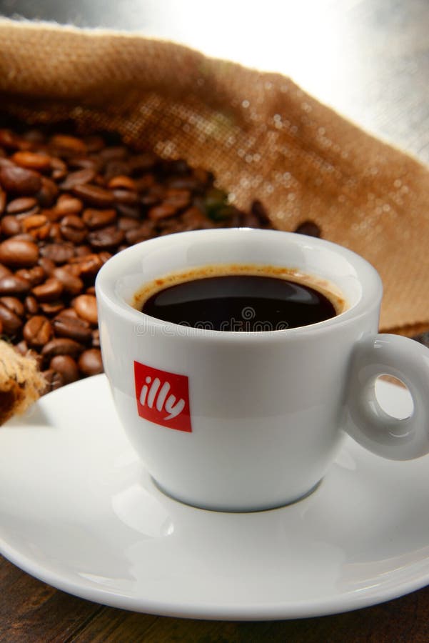 Composition Avec La Tasse De Café Et De Haricots D'Illy