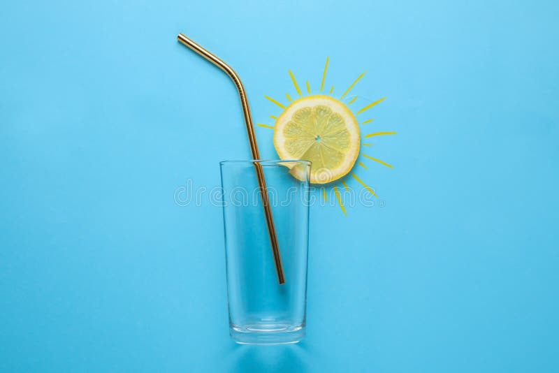 Composition avec la tranche d'agrume comme soleil, paille et verre sur le fond de couleur Cocktail d'?t? photos libres de droits Composition avec la tranche d'agrume comme soleil, paille et verre sur le fond de couleur Cocktail d'?t? photos libres de droits