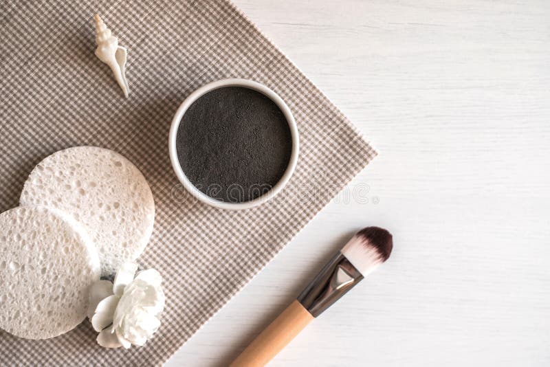 Composition avec le masque facial cosmétique noir naturel image stock Composition avec le masque facial cosmétique noir naturel image stock