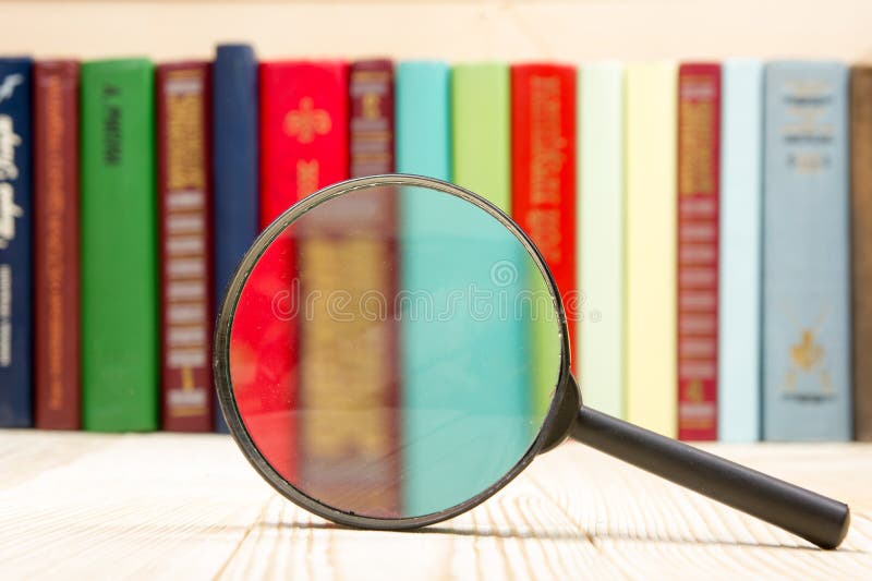 Composition avec les livres et la loupe de livre cartonné sur la table De nouveau à l'école, copiez l'espace Fond d'éducation photographie stock Composition avec les livres et la loupe de livre cartonné sur la table De nouveau à l'école, copiez l'espace Fond d'éducation photographie stock