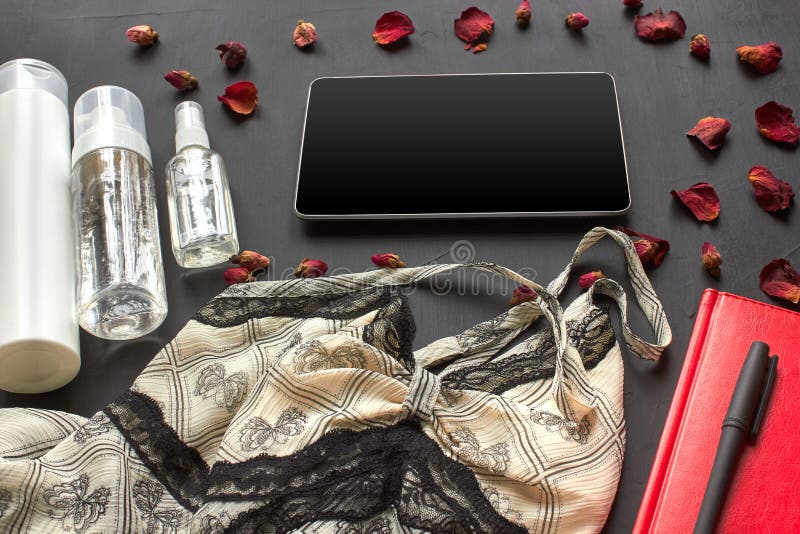 Composition avec les produits cosm?tiques de soins de la peau sans lingerie de label et de dentelle sur un fond de bureau noir photographie stock libre de droits Composition avec les produits cosm?tiques de soins de la peau sans lingerie de label et de dentelle sur un fond de bureau noir photographie stock libre de droits