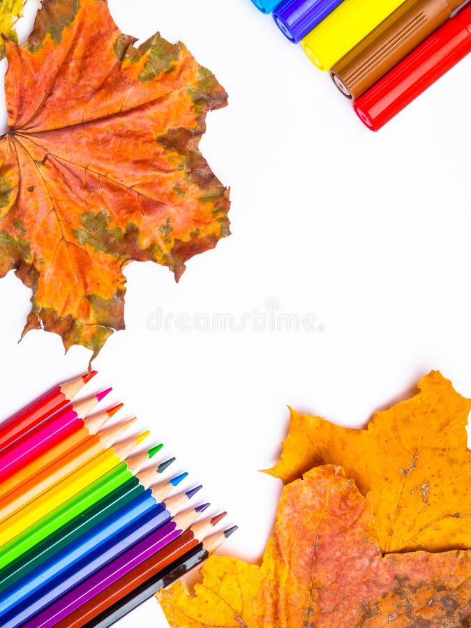 Composition colorée blanche en maquette de crayons, de marqueurs et d'automne de feuilles de page vide de nouveau à l'espace de c photo libre de droits Composition colorée blanche en maquette de crayons, de marqueurs et d'automne de feuilles de page vide de nouveau à l'espace de c photo libre de droits