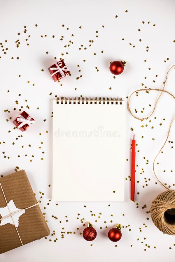 Composition créative en Noël avec le bloc-notes et les décorations photos libres de droits Composition créative en Noël avec le bloc-notes et les décorations photos libres de droits
