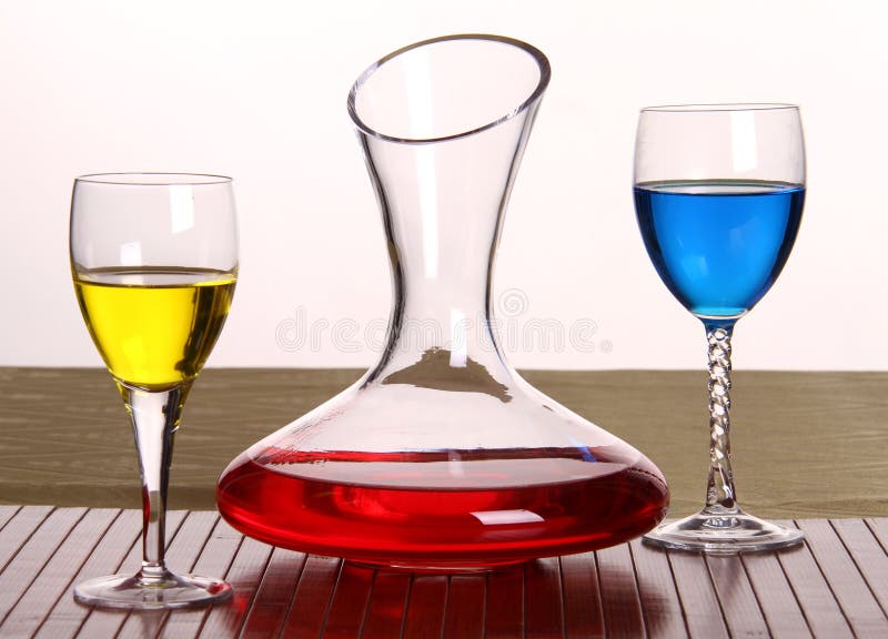 Composition de 3 articles, d'un décanteur et des verres photo stock Composition de 3 articles, d'un décanteur et des verres photo stock