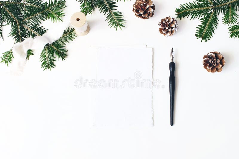 Composition de fête en Noël Scène de maquette de carte de voeux d'enveloppe et de papier blanc Frontière de branches d'arbre de s photos libres de droits Composition de fête en Noël Scène de maquette de carte de voeux d'enveloppe et de papier blanc Frontière de branches d'arbre de s photos libres de droits