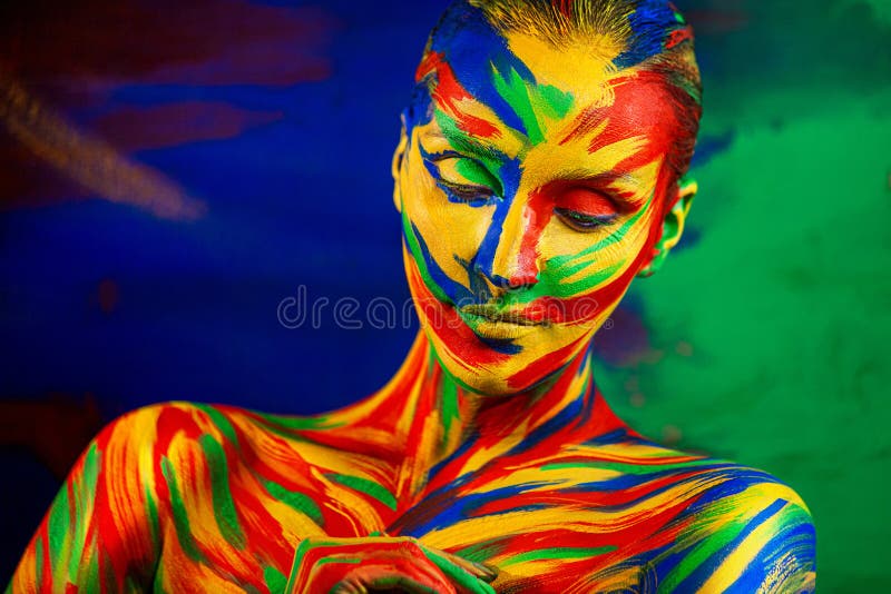 Face D'art De Couleurs Et Peinture Corporelle De Femme Pour L'inspiration.  Portrait Abstrait De La Belle Fille Intelligente Avec C Photo stock - Image  du bleu, tête: 170930100