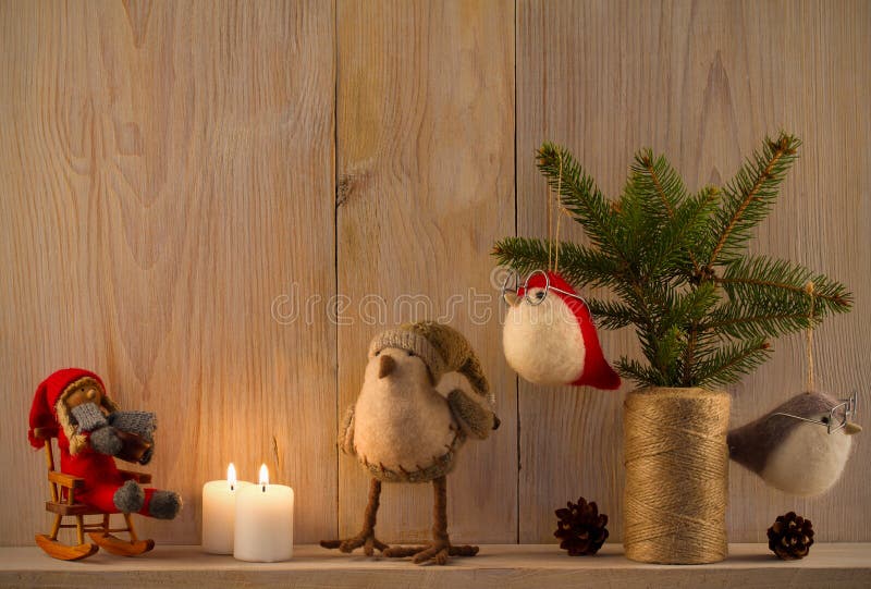 Composition de Noël Maison douce Décor de Noël sur le fond en bois naturel de vintage photos stock Composition de Noël Maison douce Décor de Noël sur le fond en bois naturel de vintage photos stock