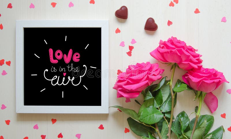 Composition de vintage de jour du ` s de St Valentine du cadre blanc de photo, bouquet rose de roses photographie stock libre de droits Composition de vintage de jour du ` s de St Valentine du cadre blanc de photo, bouquet rose de roses photographie stock libre de droits