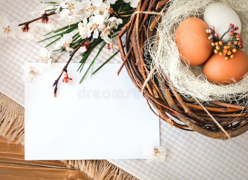 Composition des oeufs de poulet et de caille sur la toile de jute et les conseils en bois image libre de droits Composition des oeufs de poulet et de caille sur la toile de jute et les conseils en bois image libre de droits