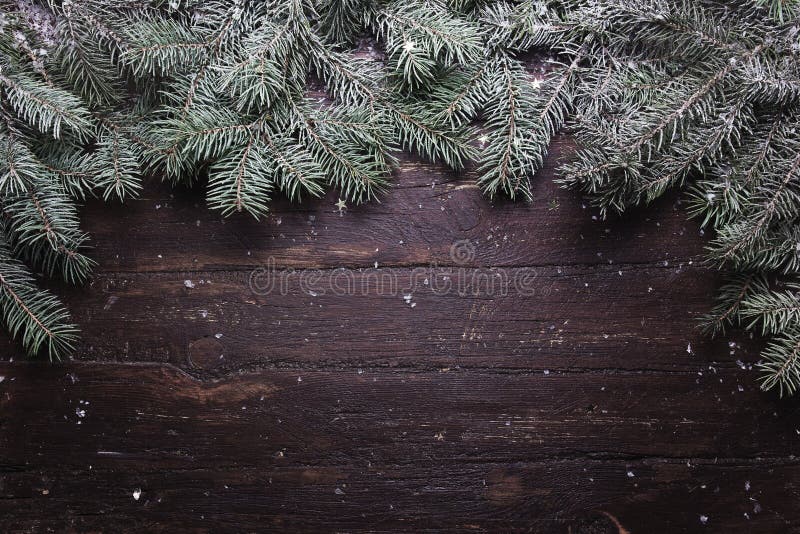 Composition en décoration de Noël et de nouvelle année La vue supérieure du fourrure-arbre s'embranche sur le fond en bois avec l photographie stock Composition en décoration de Noël et de nouvelle année La vue supérieure du fourrure-arbre s'embranche sur le fond en bois avec l photographie stock