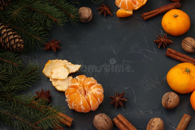 Composition en nouvelle année de Noël avec les mandarines, l'anis, les écrous, les bâtons de cannelle et les branches d'arbre ver photo libre de droits Composition en nouvelle année de Noël avec les mandarines, l'anis, les écrous, les bâtons de cannelle et les branches d'arbre ver photo libre de droits