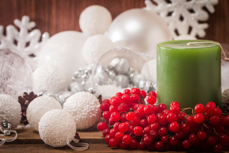 Composition en Noël avec les bougies et le viburnum photos stock Composition en Noël avec les bougies et le viburnum photos stock
