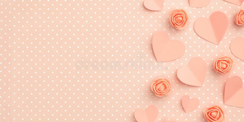 Composition florale en jour de valentines avec l'espace de copie Le fond de jour d'amour avec les fleurs de corail ou roses a mon image libre de droits Composition florale en jour de valentines avec l'espace de copie Le fond de jour d'amour avec les fleurs de corail ou roses a mon image libre de droits