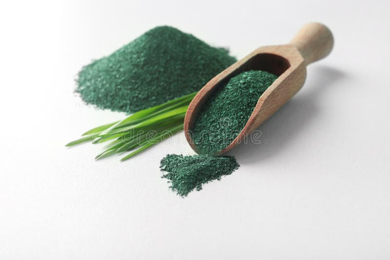 Composition with spirulina algae powder and grass