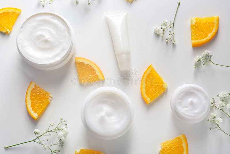 Composition étendue plate avec des cosmétiques de soins de la peau sur le fond blanc photographie stock Composition étendue plate avec des cosmétiques de soins de la peau sur le fond blanc photographie stock